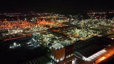 4k航拍南京化工厂夜景视频的预览图